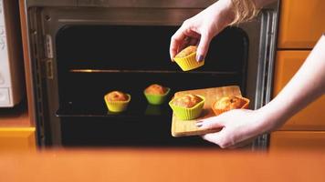 Primer plano muffins listos para salir del horno eléctrico foto