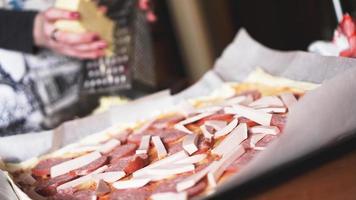 Primer plano de la mano del chef panadero haciendo pizza casera foto