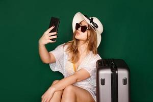 Elegante mujer europea tomando selfie antes de las vacaciones foto