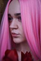 retrato de una niña soñadora con cabello rosa brillante foto