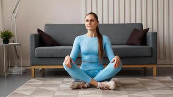tiempo para el yoga. mujer joven atractiva haciendo ejercicio foto
