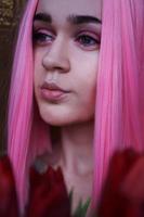retrato de una niña soñadora con cabello rosa brillante foto