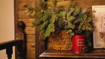 tarjeta de navidad - canasta con ramas de árbol de navidad foto