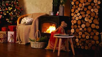 hermosa habitación decorada de vacaciones con árbol de navidad foto