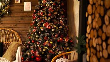 Felices fiestas. un hermoso living decorado para navidad. foto