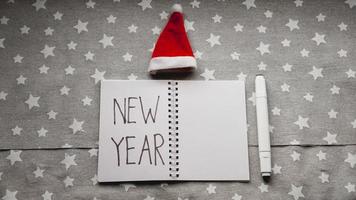 Cuaderno con bolígrafo para escribir metas de año nuevo. foto