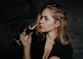 Bella mujer con copa de vino - enfoque selectivo foto