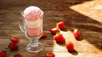 helado de fresa y vainilla en un vaso de vidrio foto