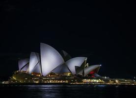 El puerto de la ciudad de Sydney con el horizonte histórico de la ópera en la noche en Australia foto