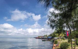 Vista del famoso mercado de cangrejos kep atracción de restaurantes en la costa de Camboya foto