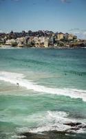 Los surfistas en la famosa playa de Bondi en Sydney, Australia, en un día soleado de verano foto