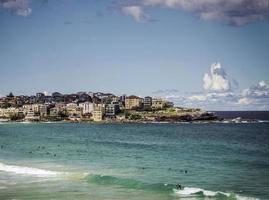 Los surfistas en la famosa playa de Bondi en Sydney, Australia, en un día soleado de verano foto