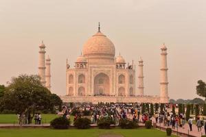 el taj mahal y la multitud esperando el atardecer foto