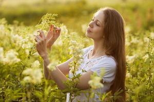 niña feliz entre las altas flores silvestres foto