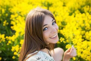 niña alegre con una flor amarilla foto