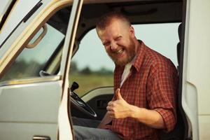 el conductor del auto demuestra que lo está haciendo bien foto