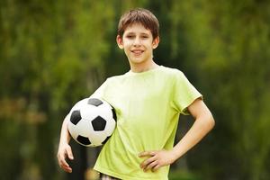 niño feliz con una pelota de fútbol foto