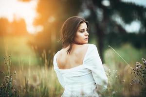 hermosa niña entre la hierba del campo foto