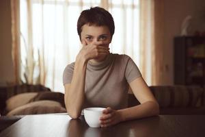 mujer se cubrió la cara con la mano foto