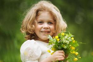 niña feliz con un ramo de flores