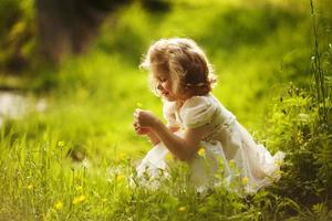 niña feliz con una flor foto