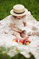 niña sentada y leyendo un libro foto