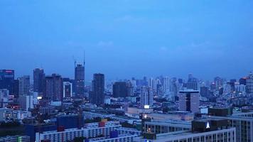 Panorama de la ciudad de Bangkok rascacielos paisaje urbano por la noche en Tailandia. video