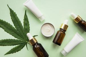 aceite de cbd, tintura de cáñamo, producto cosmético de cannabis para el cuidado de la piel. foto