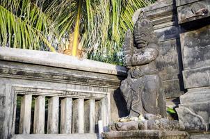 Antiguas estatuas hindúes tradicionales balinesas en el templo de Bali, Indonesia foto