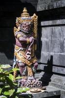 Antiguas estatuas hindúes tradicionales balinesas en el templo de Bali, Indonesia foto