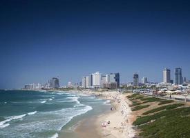 El distrito de la playa de la ciudad y la vista del horizonte de Tel Aviv, Israel