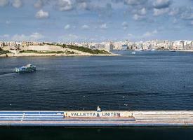 La valletta, la famosa arquitectura de fortificaciones de la ciudad vieja vista panorámica en Malta foto