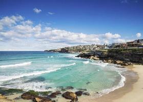 Vista de la playa de Tamarama cerca de Bondi en Sydney, Australia foto