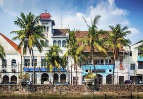 Edificios de arquitectura colonial holandesa en el casco antiguo de Yakarta, Indonesia foto