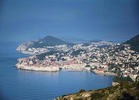 Vista de la ciudad vieja de Dubrovnik y la costa adriática en los Balcanes de Croacia