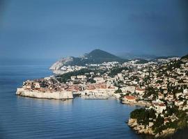 Vista de la ciudad vieja de Dubrovnik y la costa adriática en los Balcanes de Croacia foto