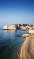 Vista de la ciudad vieja de Dubrovnik y la costa adriática en los Balcanes de Croacia