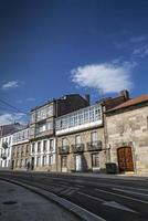 Escena callejera en el casco antiguo de Santiago de Compostela en España