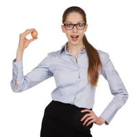 Chica sorprendida con huevo de gallina sobre un fondo blanco. foto