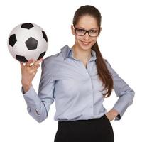 mujer segura de sí misma con un balón de fútbol foto