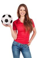 chica en jeans con balón de fútbol