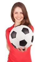 niña sosteniendo un balón de fútbol foto