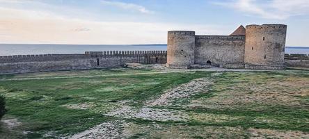 antigua fortaleza en ruinas a la orilla del mar. cielo azul. foto