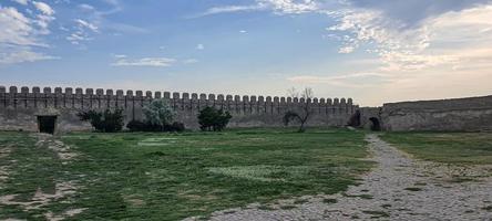 antigua fortaleza en ruinas a la orilla del mar. cielo azul. foto