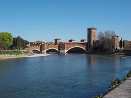 Puente de castelvecchio también conocido como puente scaliger en Verona foto