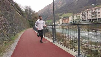 andar de bicicleta e caminhar com o corredor durante um treino video