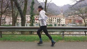 giovane corridore durante un riscaldamento in strada video