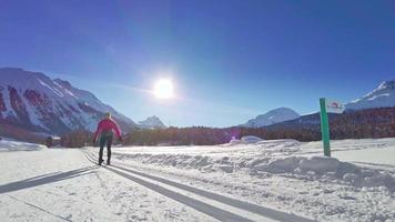 uma mulher pratica esqui cross-country video