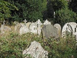 tumbas y cruces en el cementerio gótico foto