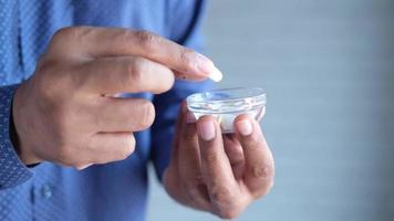 joven tomando medicamentos de un recipiente pequeño video